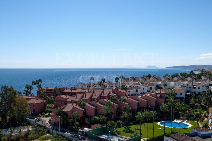 Bahía de Estepona, ático reformado con vistas panorámicas al mar en venta