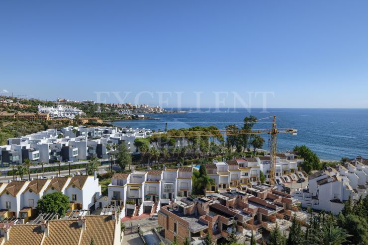 Bahia de Estepona, gerenoveerd penthouse met panoramisch uitzicht op zee te koop