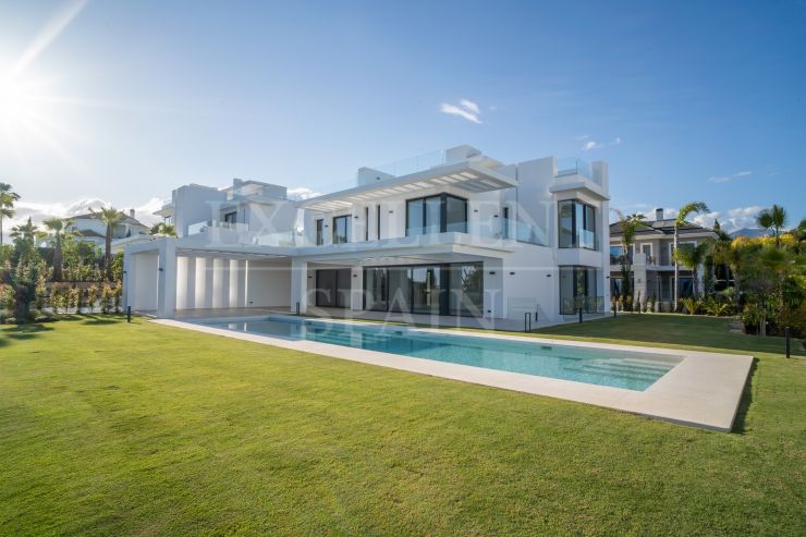 Zeitgenössische Villa in Los Flamingos Golf, Benahavis mit Panoramablick auf das Meer