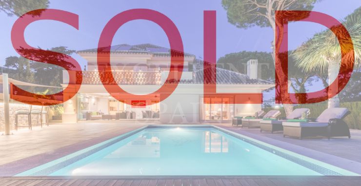 Cabopino, Marbella East, tweede lijn strand villa te koop met verwarmd zwembad
