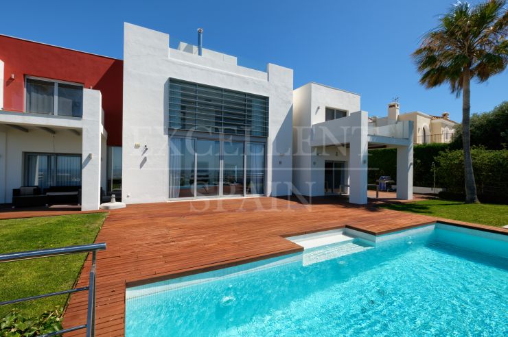 Zeitgemäße Villa zu verkaufen in Los Flamingos Golf Resort mit Panorama Meerblick