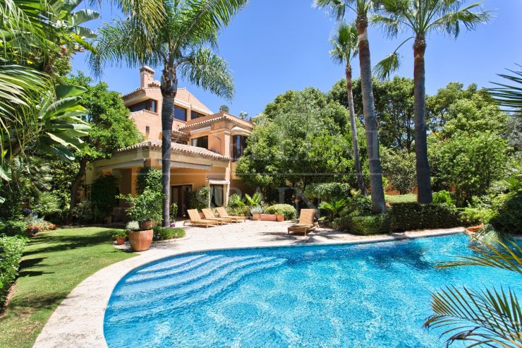 Altos de Puente Romano, Golden Mile, Marbella, classic style villa for sale