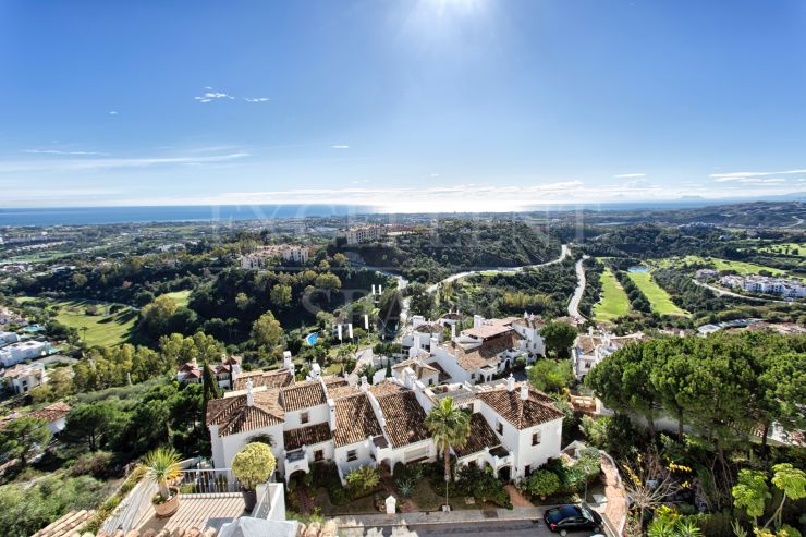 Las Colinas de la Heredia, Benahavis, geräumige Dachwohnung mit Panorama Meerblick zum Verkauf