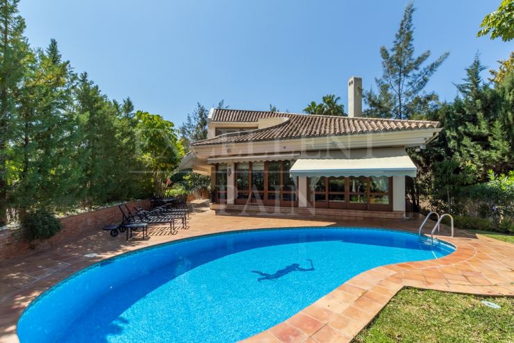 El Herrojo, La Quinta, Benahavis, villa en urbanización cercada a la venta