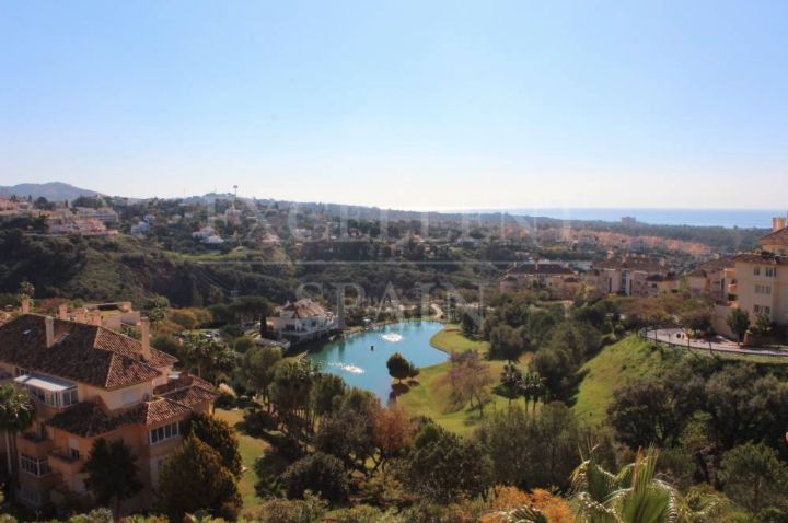 Dachwohnung zum Verkauf in Elviria Hills, Ost Marbella mit großartigem Meerblick