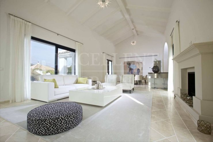 Los Naranjos Golf, Nueva Andalucia, Marbella in moderne stijl gerenoveerde villa te koop