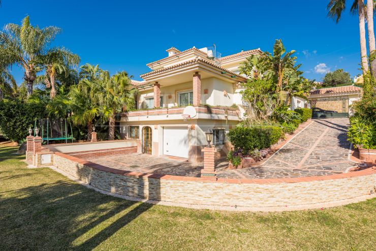 Villa cercana a todos los servicios a la venta en El Paraíso, Estepona