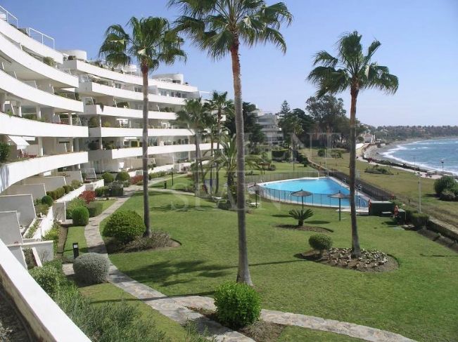 Los Granados Playa, Estepona, direkt am Strand liegende Strandwohnung zum Verkauf