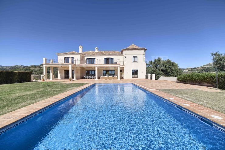 Marbella Club Golf Resort, Benahavis, mansión a la venta en un espacioso terreno con vistas del mar