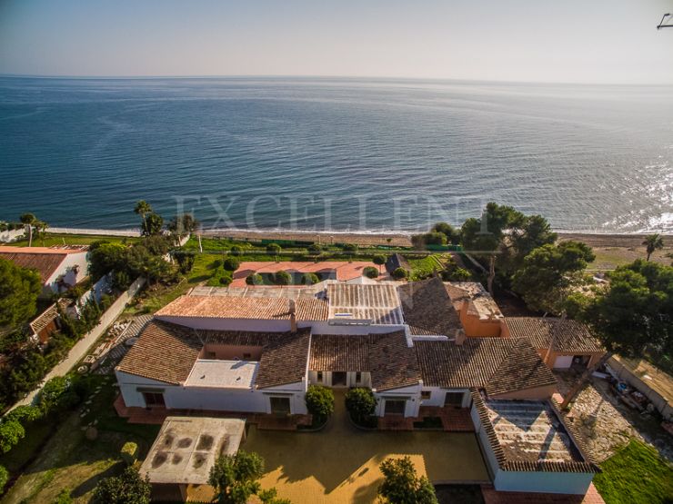 Benamara, New Golden Mile, Estepona, direkt am Strand liegende Immobilie zum Verkauf