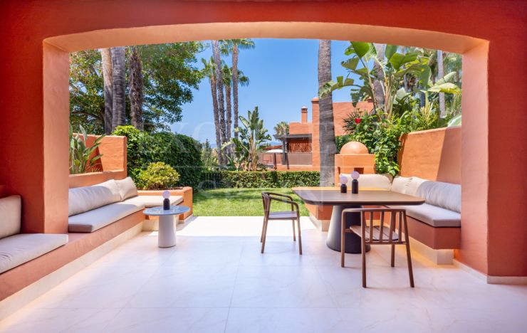 Luxe, volledig gerenoveerde woning te koop in Altos de Puente Romano, Marbella Golden Mile