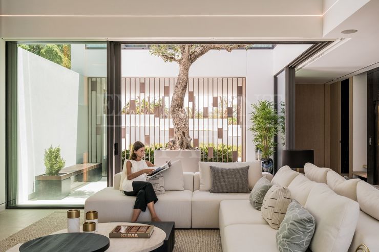 Vilas 12, Marbella Golden Mile – Luxury 4-Bedroom Villa with Rooftop Pool and Sea Views