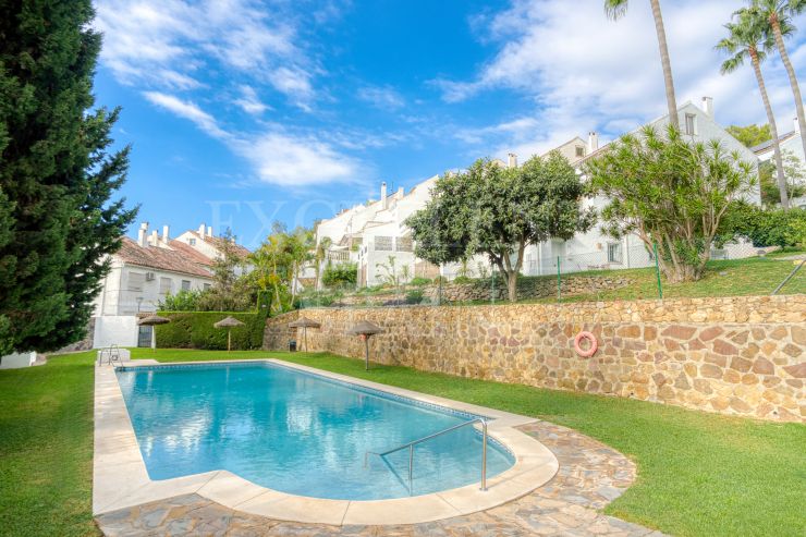 Таунхаус с южной ориентацией на продажу в Эль-Капричо, Золотая Миля Марбельи – возможность реновации