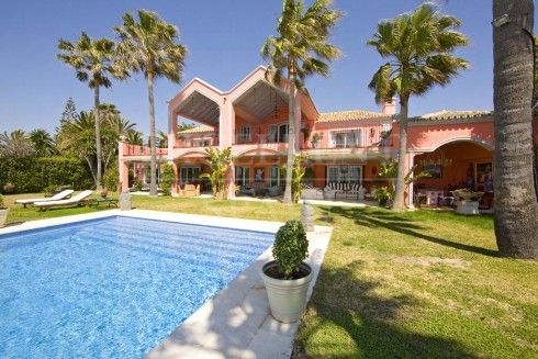 Villa en primera línea de playa a la venta en Casasola, Estepona