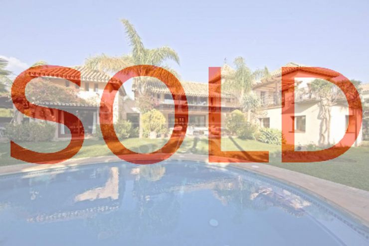 Villa te koop dichtbij het strand in Los Monteros, Marbella