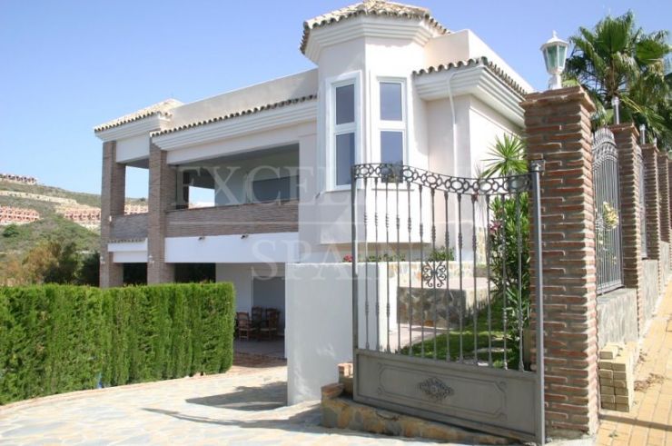 High quality villa in La Alquería, Benahavis with great sea views