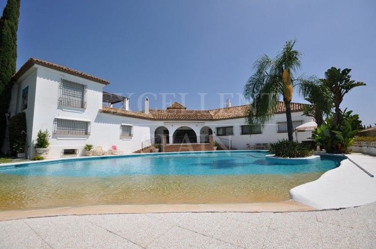 El Paraiso, Estepona, grote villa te koop met zeezicht