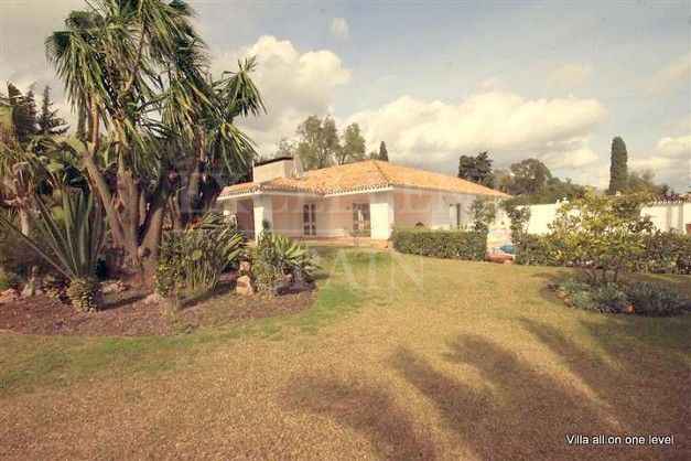 La Quinta, Benahavis, Costa del Sol, villa renovada a la venta en parcela grande