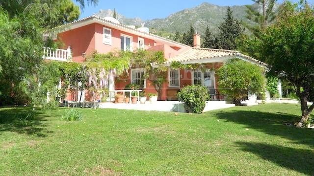 Cascada de Camojan, Marbella, Costa del Sol, villa de estilo clásico Marbellí a la venta