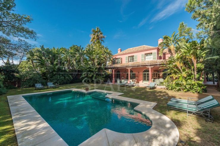 Villa de estilo campestre a la venta en Hacienda las Chapas, Marbella Este