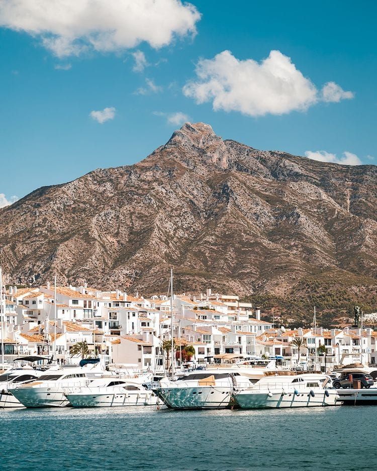 Puerto Banús, destino de compras en Marbella, fotografía desde barco en Marbella.