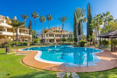 Apartamento en venta en Nueva Andalucia, Marbella