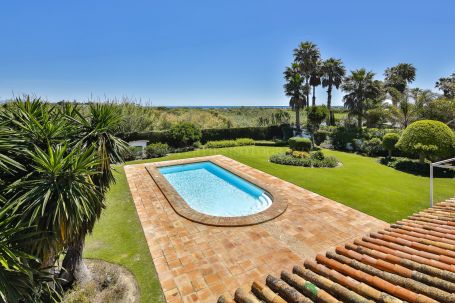 FRONT-LINE GUADIARO RIVER VILLA IN PASEO DEL PARQUE