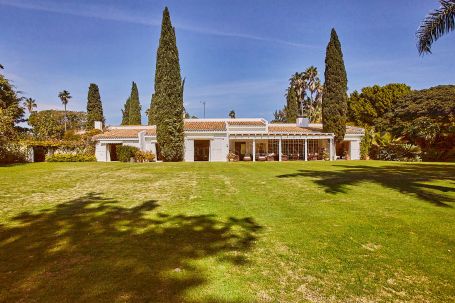 ONE OF THE MOST SPECIAL PROPERTIES WITH GREATEST CHARM AND VALUE, 1ST LINE OF THE REAL CLUB DE GOLF SOTOGRANDE