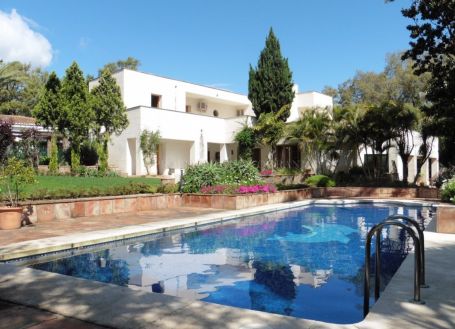 VILLA FOR SALE WITH HUGE POTENTIAL IN SOTOGRANDE A ZONE