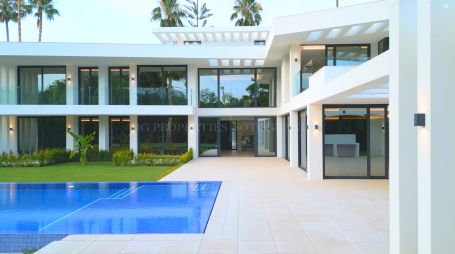 ESPECTACULAR VILLA DE ESTILO CONTEMPORANEO EN SOTOGRANDE COSTA