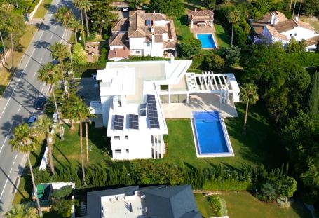 ESPECTACULAR VILLA DE ESTILO CONTEMPORANEO EN SOTOGRANDE COSTA