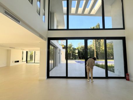SPECTACULAR CONTEMPORARY-STYLE VILLA IN SOTOGRANDE COSTA