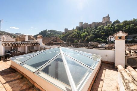 TOURIST APARTMENT BUILDING WITH VIEWS TO LA ALHAMBRA