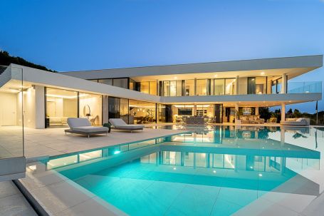 A CONTEMPORARY TURNKEY MASTERWORK LIKE NO OTHER IN SOTOGRANDE