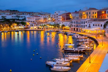 3 STAR APARTHOTEL WITH REPOSITIONING POTENTIAL ON SEAFRONT PORT OD MAHON, MENORCA