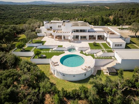 CASA LLADÓ : EXTRAORDINARIA VILLA EN EL PARQUE NATURAL DE LA ALCAIDESA, A POCOS MINUTOS DE SOTOGRANDE