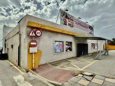 COMMERCIAL PREMISES IN TORREGUADIARO IN AN UNBEATABLE AND STRATEGIC LOCATION, JUST A FEW METRES FROM THE BEACH AND NEXT TO SOTOGRANDE.