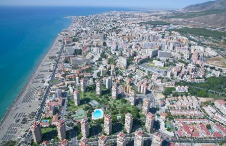 BUILDING WITH SEA VIEWS IN THE HEART OF TORREMOLINOS, WITH STRONG REPOSITIONING POTENTIAL