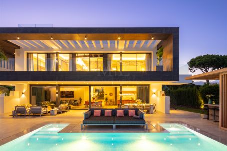 Villa for sale in Nueva Andalucia