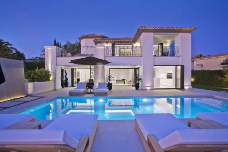 Villa for sale in Nueva Andalucia