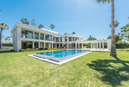 Villa zum Verkauf in Reyes y Reinas, Sotogrande Costa, Sotogrande