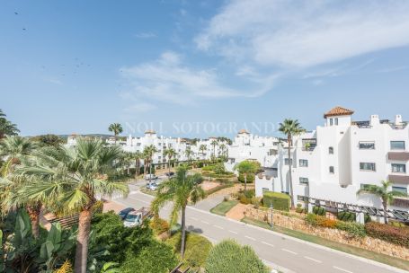 Zweistöckiges Penthouse zum Verkauf in El Polo de Sotogrande, Sotogrande Costa, Sotogrande