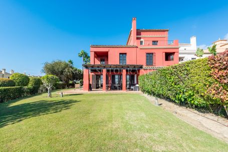 Adosado en venta en Los Cortijos de la Reserva, La Reserva, Sotogrande