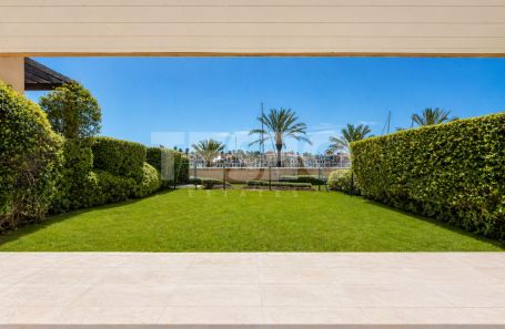 Merveilleux rez-de-chaussée avec vue unique sur la Marina et jardin privé à Ribera del Marlin