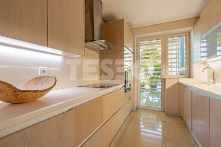 Wunderschöne Erdgeschosswohnung mit einzigartigem Blick auf den Yachthafen und privatem Garten in Ribera del Marlin