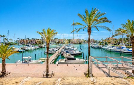 Merveilleux rez-de-chaussée avec vue unique sur la Marina et jardin privé à Ribera del Marlin