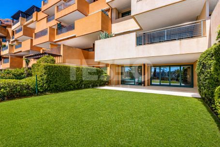 Merveilleux rez-de-chaussée avec vue unique sur la Marina et jardin privé à Ribera del Marlin