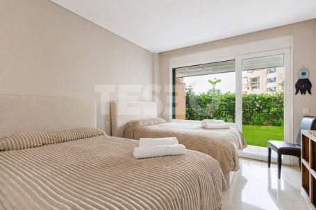 Merveilleux rez-de-chaussée avec vue unique sur la Marina et jardin privé à Ribera del Marlin