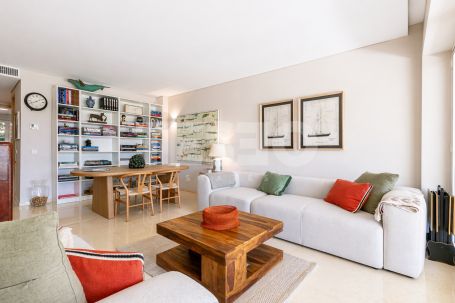 Merveilleux rez-de-chaussée avec vue unique sur la Marina et jardin privé à Ribera del Marlin