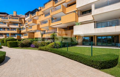 Merveilleux rez-de-chaussée avec vue unique sur la Marina et jardin privé à Ribera del Marlin